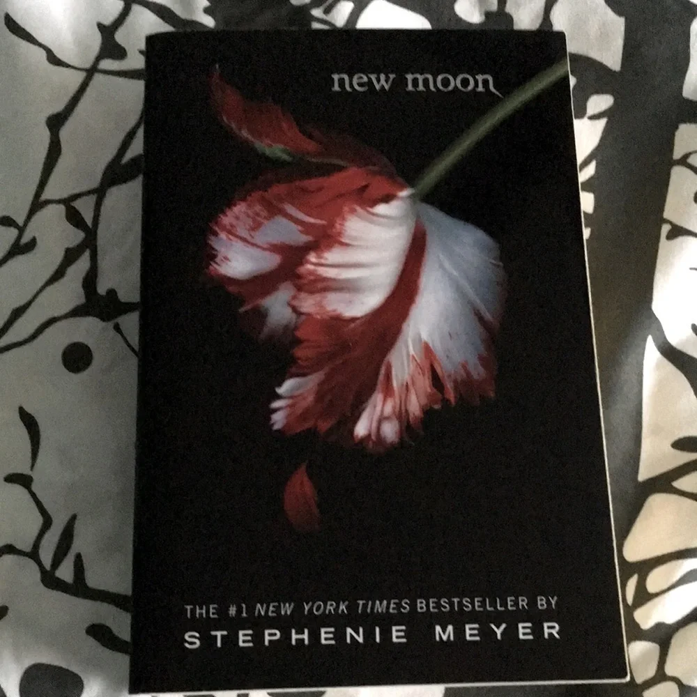 New Moon Twilight Saga Book 2 Stephenie Meyer Paperback 2008 Vampire Fiction